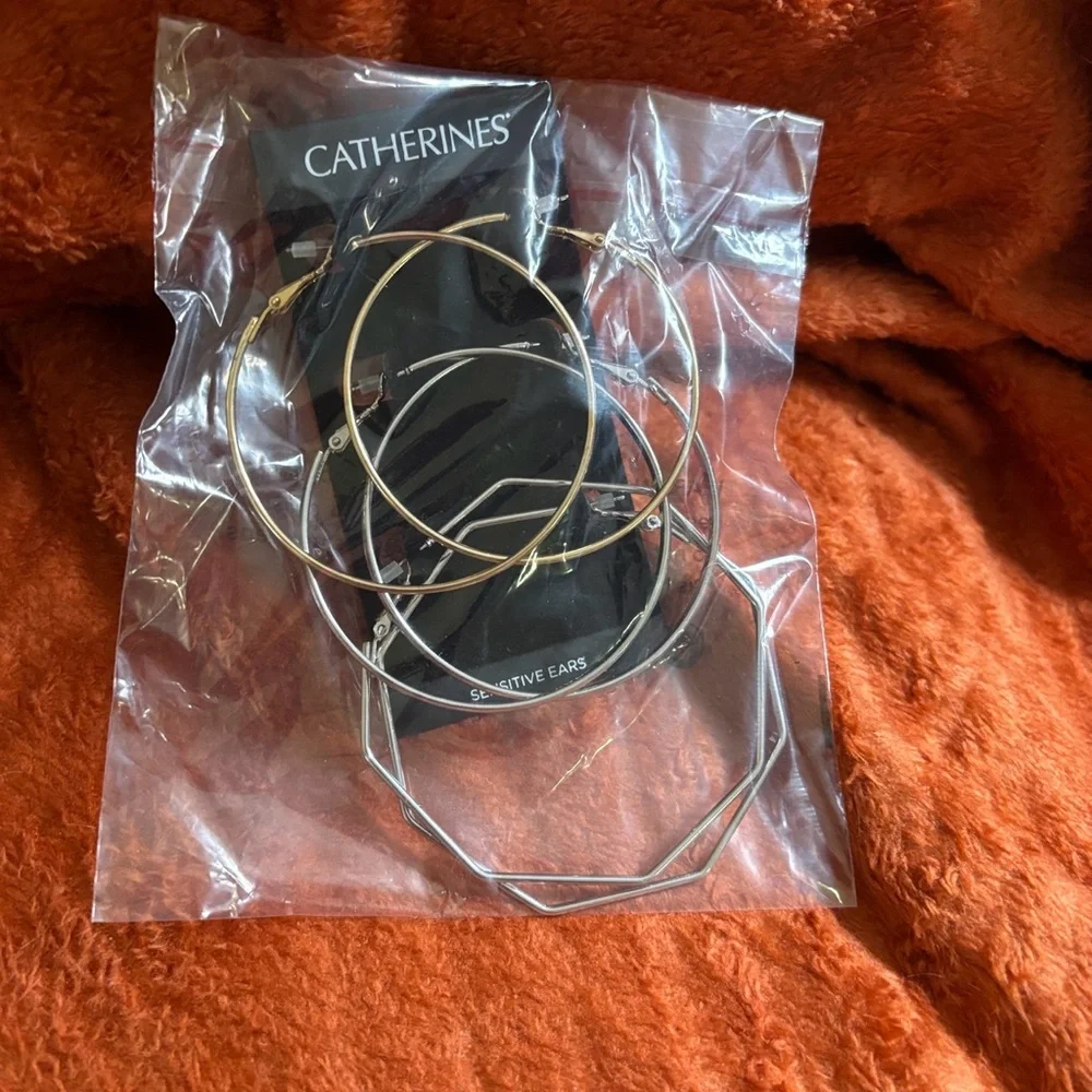 5 pairs of earrings, 1 set of 3 bracelets, 2 of the same necklace. All *NEW*!!! - Picture 10 of 14